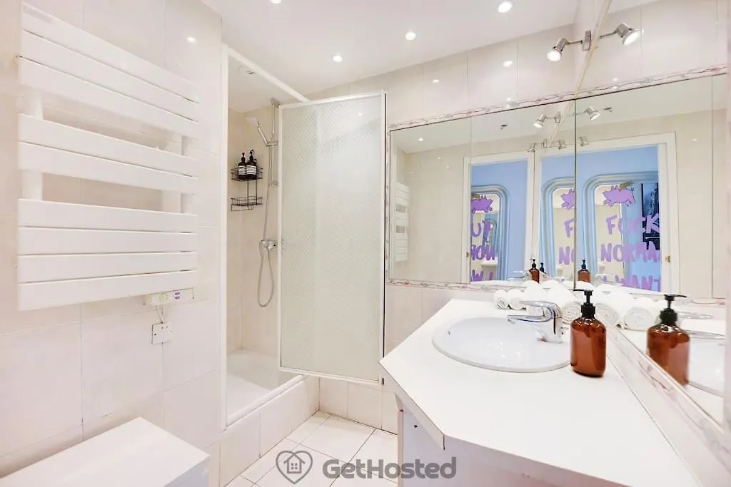 Apartment Eiffel Tower View - Charming Artist Flat - Gethosted Paris