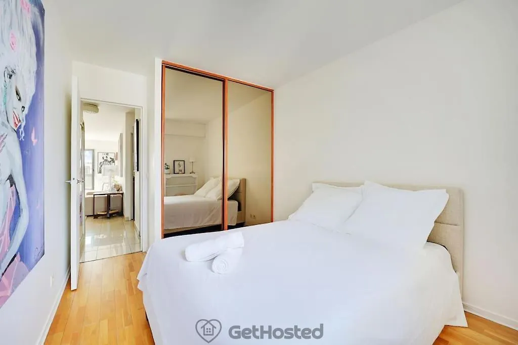 Eiffel Tower View - Charming Artist Flat - Gethosted Apartment