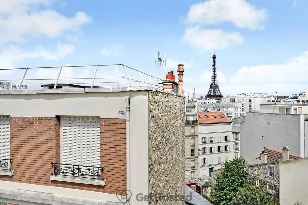 Eiffel Tower View - Charming Artist Flat - Gethosted *