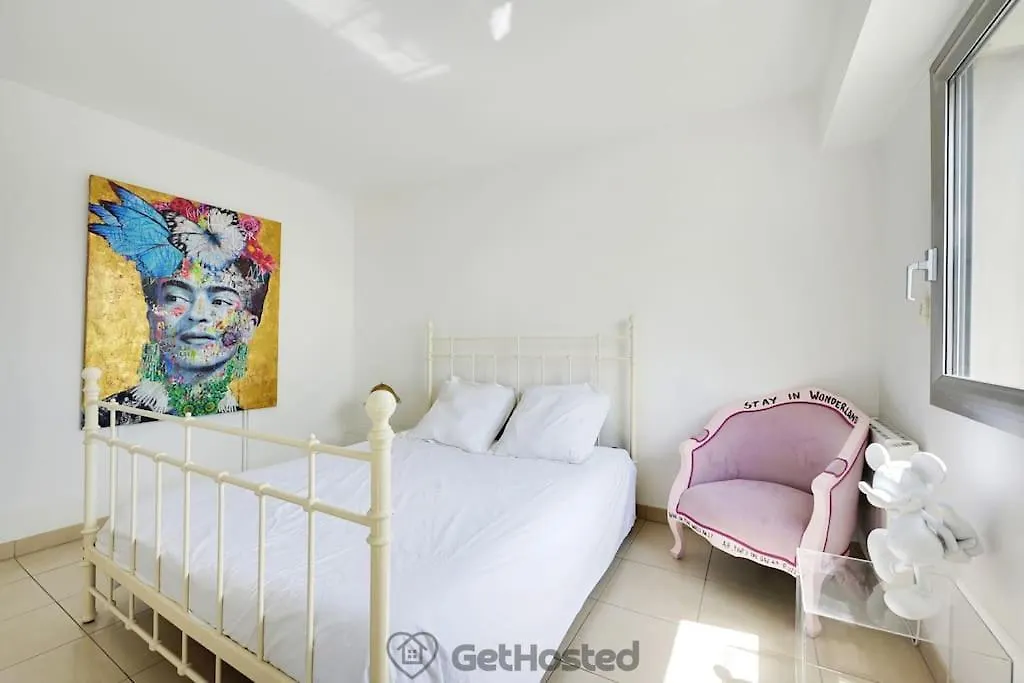 Apartment Eiffel Tower View - Charming Artist Flat - Gethosted *